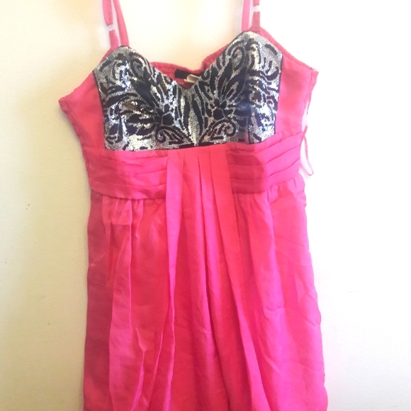 Dresses - Picture 8 of 10